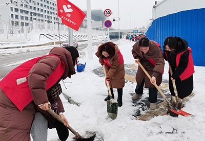 恒德社工扫雪除冰助春运